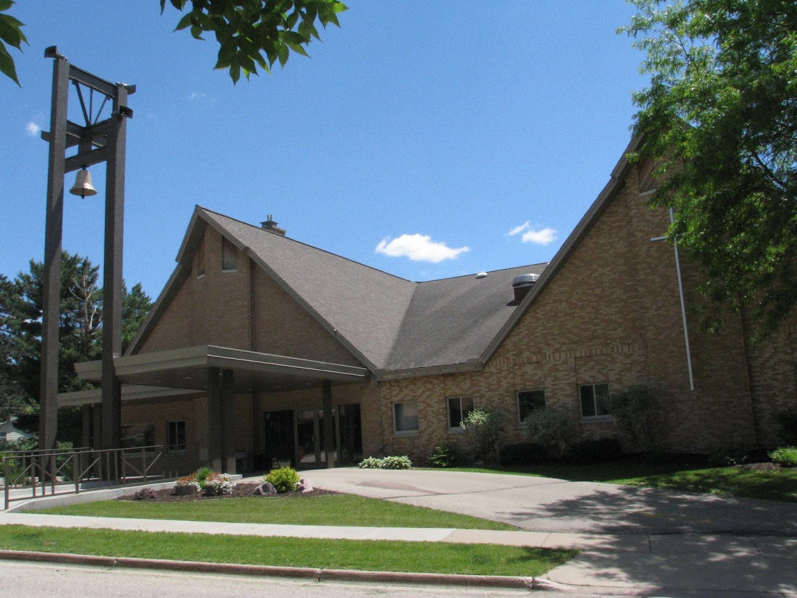 outdoor picture of front of Gloria Dei Lutheran Church